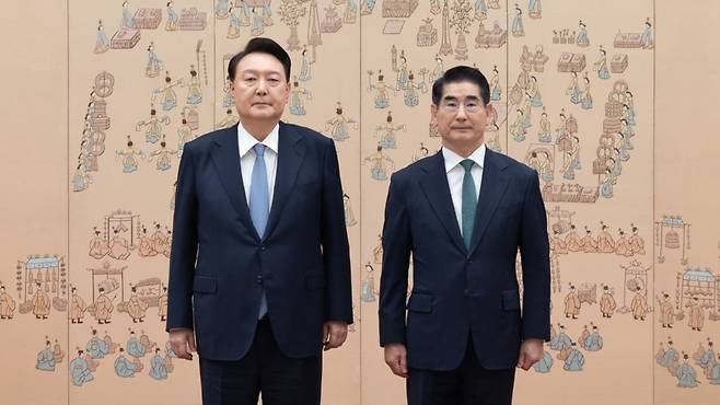 지난 9월 윤석열 대통령이 용산 대통령실에서 김용현 전 국방부 장관(오른쪽)에게 임명장을 수여하는 모습 (사진, 대통령실)