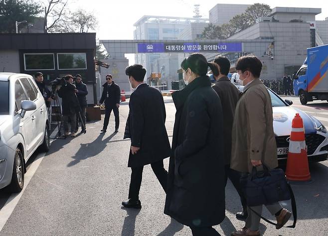 경찰청 국가수사본부 비상계엄 특별수사단 수사관들이 11일 용산 대통령실을 압수수색 하기 위해 방문했지만 면회실에서 대기하다 대통령실의 거부로 돌아가고 있다. 대통령실사진기자단