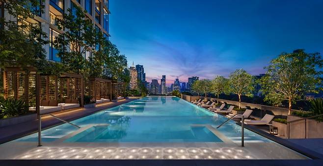 더 리츠칼튼 방콕의 야외 풀