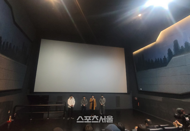 11일 건대입구역 롯데시네마에서 진행된 영화‘보이지않는’ VIP시사회에서 인사하고 있는 모습( 왼쪽부터 PD 유동국,감독 정희준,배우 윤정열,홍상진). 사진ㅣ임재청 기자