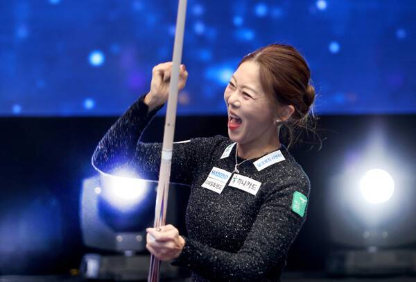 김가영이 하이원리조트 챔피언십 우승으로 통산 12승 고지에 오른 뒤 기뻐하고 있다. PBA 제공