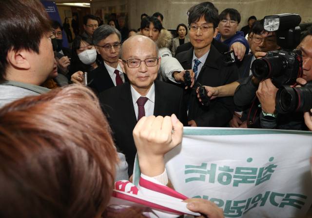 ▲12월 10일 오전 서울 중구 프레스센터에서 열리는 '2024 인권의날 기념식' 행사장 앞에서 시민단체 국가인권위원회바로잡기공동행동 관계자들이 비상계엄에 대한 입장 발표를 하지 않은 안창호 국가인권위원장의 입장을 막고 있다. ⓒ연합뉴스