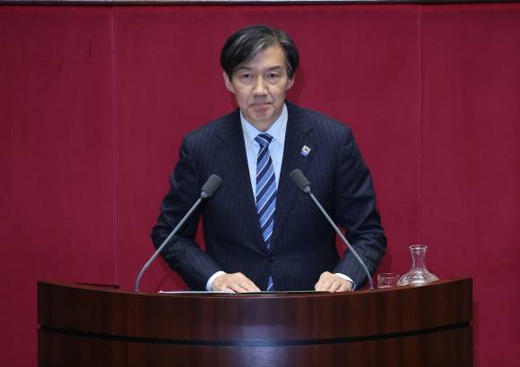 질문하는 조국 대표 - 조국혁신당 조국 의원이 11일 오후 국회 본회의에서 ‘윤석열 대통령 위헌적 비상계엄 선포 내란행위’와 관련해 질문하고 있다. 2024.12.11 연합뉴스