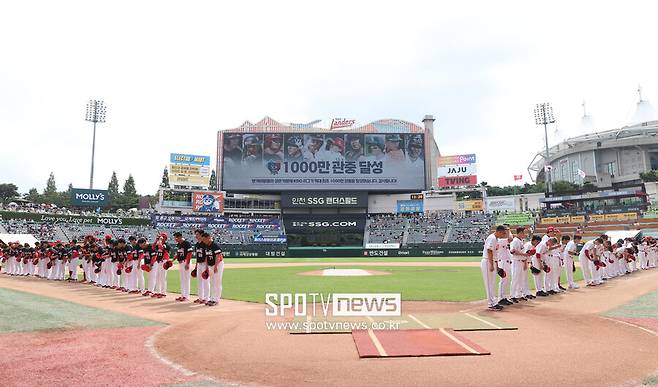 ▲ KBO리그는 올해 1088만 7705명으로 '역대 최초 1000만 관중' 시대를 열었다. 종전 기록인 2017년 840만 688명을 훌쩍 뛰어넘었다. 경영학과 학생이기도 한 조훈희 씨는 지금의 관중 수를 지킬 '락인' 전략이 중요해졌다고 밝혔다. ⓒ 곽혜미 기자