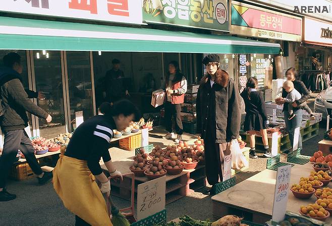 시어링 칼라 워크 재킷·카디건 모두 가격미정 프라다, 체크 팬츠 가격미정 폴 스미스, 홀스빗 로퍼 가격미정 구찌, 베레모 가격미정 메종 마르지엘라, 티셔츠 가격미정 유니클로 제품.