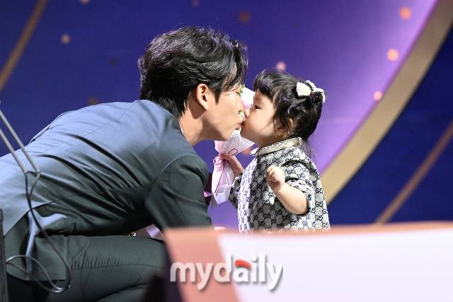 기아 박찬호가 13일 오후 서울 삼성동 코엑스 오디토리움에서 진행된 '2024 KBO 골든글러브' 시상식에서 3루수 부문 골든글러브를 수상한 뒤 자신의 딸과 뽀뽀를 하고 있다./삼성동=곽경훈 기자 kphoto@mydaily.co.kr