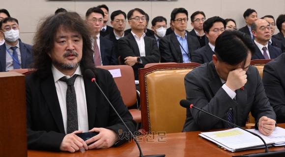 김어준 딴지일보(총수)가 13일 서울 여의도 국회에서 열린 제419회 국회(임시회) 제1차 과학기술정보방송통신위원회 전체회의에 출석해 증언을 하고 있다. 2024.12.13안주영 전문기자