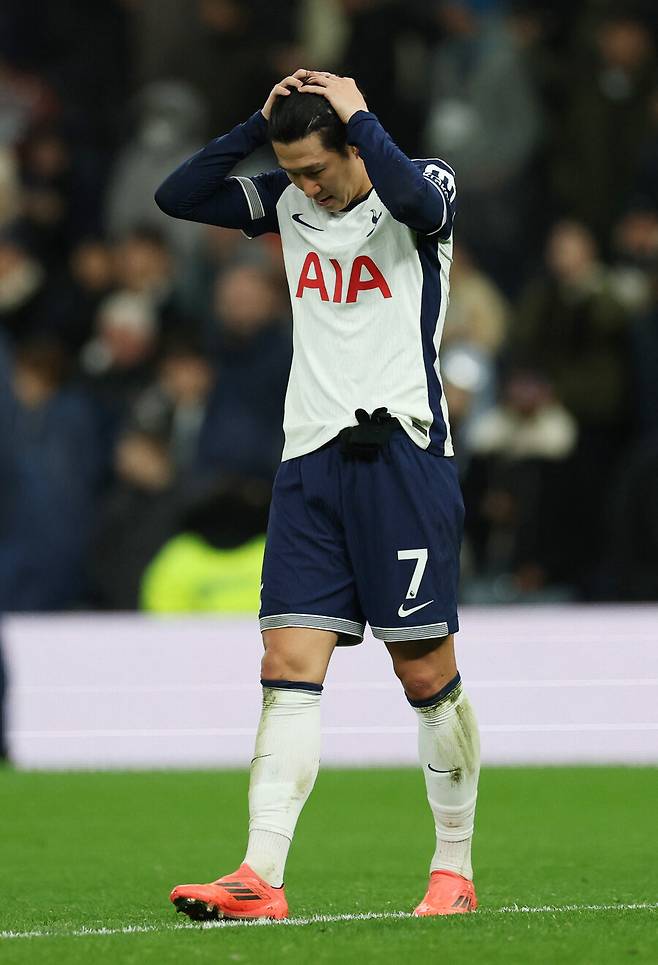 ▲ 영국 언론 '미러'와 '익스프레스' 등 다수 매체는 손흥민과 래시포드가 서로 유니폼을 교환할 가능성을 언급하며 프리미어리그 대형 거래 가능성을 제기했다. 영국 언론 '미러'는 "현재 마커스 래시포드가 손흥민을 대체할 수 있는 옵션으로 여겨지고 있다. 손흥민은 토트넘과 장기 재계약을 체결하지 못했다. 꽤 좌절하고 있어 미래에 물음표가 붙었다. 티모 베르너를 완전 영입할 수 있지만, 엔제 포스테코글루 감독에게는 래시포드가 더 확실한 카드로 보인다"라고 보도했다 ⓒ연합뉴스