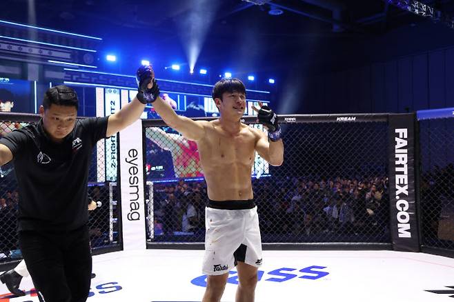 최성혁이 ZFN 02 대회에서 장익환을 꺾은 뒤 기뻐하고 있다. 사진=ZFN 제공