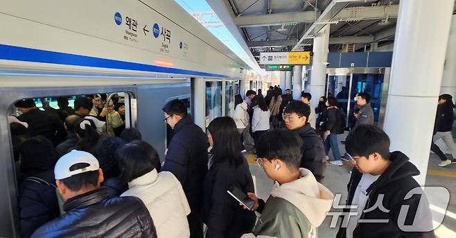 대구권 광역철도(대경선) 개통 첫 날인 14일 구미 사곡역에서 시민들이 구미역에서 출발한 철도에 탑승하고 있다. 2024.12.14/뉴스1 ⓒ News1 정우용 기자