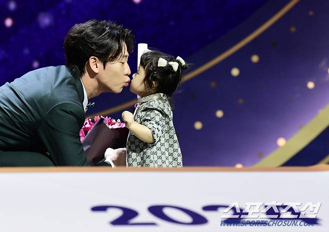 13일 오후 서울 삼성동 코엑스 오디토리움에서 2024 KBO골든글러브 시상식이 열렸다. KIA 박찬호가 유격수 부문 골든글러브를 수상했다. 딸에게 뽀뽀 선물을 받고 있는 박찬호. 삼성동=송정헌 기자songs@sportschosun.com/2024.12.13/