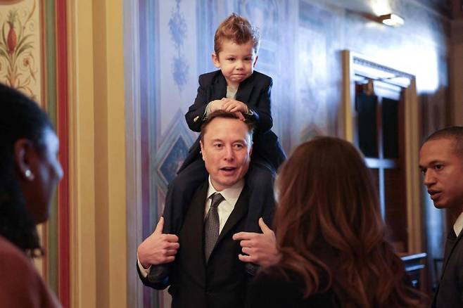 테슬라 최고경영자(CEO)로 미국 도널드 트럼프 차기 행정부에서 정부효율부 공동 수장을 맡게된 일론 머스크가 지난 5일(현지시간) 미 워싱턴 연방 의회 의사당에 아들을 목마 태우며 입장하고 있다.AFP연합뉴스