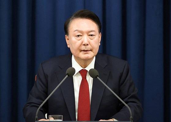 윤석열 대통령이 지난 3일 심야 서울 용산 대통령실 청사에서 긴급 대국민 담화를 통해 비상계엄을 선포하고 있다. 사진 대통령실