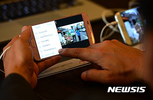 【서울=뉴시스】임태훈 기자 = 1일 오후 서울 중구 프레스센터 외신기자클럽에서 열린 고화질(HD) DMB 방송 출범식에서 관계자가 스마트폰을 통해 고화질 DMB 시청 시연을 하고 있다. 지상파 DMB특별위원회는 출범식을 통해 이날부터 YTN DMB, 한국 DMB, U1미디어 등 3개 DMB 방송사가 고화질 방송 시스템을 구축 현재보다 12배 더 선명한 방송 화면을 송출한다고 밝혔다. 한편 대표 방송 3사 KBS, MBC, SBS는 방송 시기를 검토 중이거나 아직 계획을 확정하지 못한 상황이다. 2016.08.01. taehoonlim@newsis.com