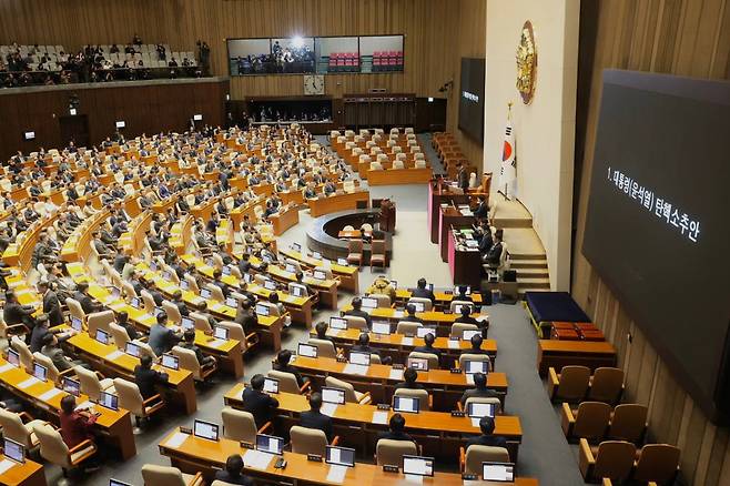 12월14일 오후 5시, 국회 본회의장에서 윤석열 대통령 탄핵소추안 가결이 선포되고 있다. ⓒ시사IN 박미소