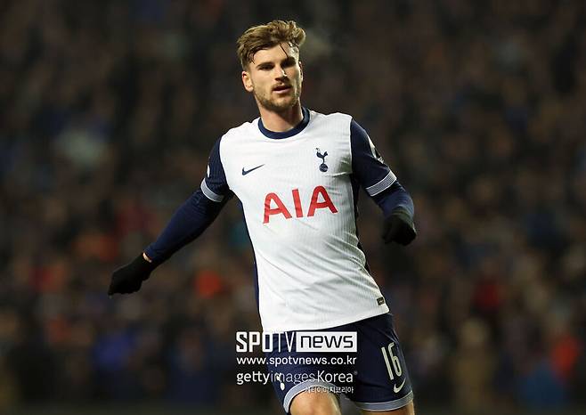 ▲ 엔지 포스테코글루 감독이 티모 베르너의 부진한 경기력에 대해 이례적인 강도 높은 비판을 쏟아냈다. 포스테코글루 감독은 "베르너는 자신이 보여줘야 할 수준에 전혀 근접하지 못했다"며 강한 불만을 표출했다. 특히 "18살 선수들도 잘하고 있는데 베르너는 정말 용납할 수 없는 플레이를 했다"고 지적하며, 베르너의 경험과 지위를 고려할 때 더욱 실망스러웠음을 내비쳤다. 포스테코글루 감독은 "토트넘은 지금 뛸 수 있는 선수가 많지 않다. 이런 상황에선 모두가 최선을 다해야 한다"고 강조했다. 그는 베르너의 반응에 대해서도 "신경 쓰지 않는다"며 단호한 입장을 보였다. 이날 베르너는 왼쪽 측면 공격수로 선발 출전했으나, 경기 초반부터 부진한 모습을 보였다. 득점 기회를 놓치는 것은 물론, 볼 소유권을 16번이나 잃고 패스 성공률도 69%에 그쳤다. 결국 포스테코글루 감독은 후반 시작과 함께 베르너를 교체했다.