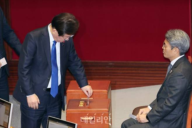 이재명 더불어민주당 대표가 14일 오후 국회본청에서 열린 국회 본회의에서 윤석열 대통령 탄핵소추안 표결에 참여하고 있다. ⓒ데일리안 홍금표 기자