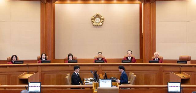 '대통령 윤석열 탄핵' 사건을 심리할 문형배 헌법재판소장 권한대행을 비롯한 헌법재판관들. 사진은 지난 10일 서울 종로구 헌법재판소 대심판정에서 열린 중앙선거관리위원회 채용비리 사건 관련 선관위와 감사원 간의 권한쟁의 공개변론 현장. 뉴시스