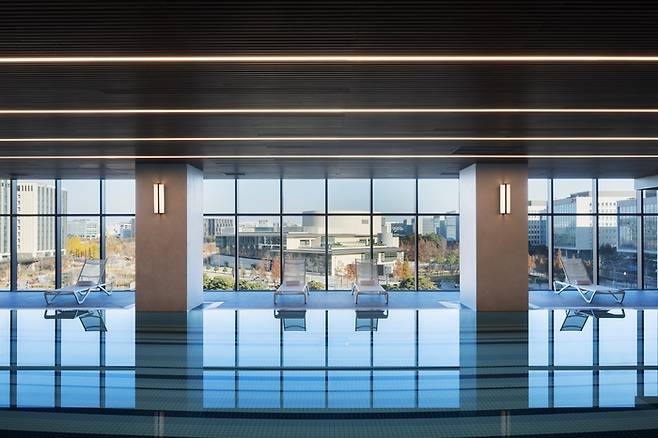 머큐어 서울 마곡 호텔 수영장. 강서구에 있는 4성 호텔 중 유일하게 수영장이 있다. / 사진=머큐어 서울 마곡