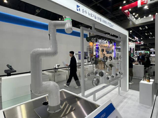 뉴로메카가 '2024 로보월드'에서 부품 내재화 협동로봇을 선보였다. (사진=지디넷코리아 신영빈 기자)