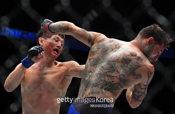 최두호와 스완슨은 2016년 12월 3라운드 내내 역전에 역전을 거듭하는 명경기를 연출했다. 사진=게티이미지