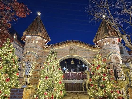 약 160만 개의 고벽돌을 사용해 유럽의 마을을 그대로 옮겨 놓은 듯 조성한 대규모 관람형 유럽 테마파크로 환상적인 분위기를 즐길 수 있다.
