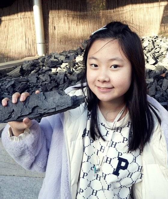 윤근혜 학생모델이 철을 철광석에서 분리하는 화석연료 중 하나인 숯을 살폈다.