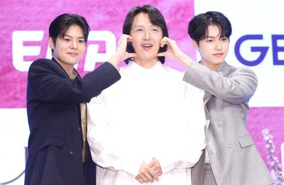 배우 려운(왼쪽부터)과 윤상현, 이진우가 16일 서울 구로구 더세인트에서 열린 지니 TV 오리지널 드라마 '나미브' 제작발표회에서 포즈를 취하고 있다. '나미브'는 해고된 스타 제작자 강수현(고현정 분)과 방출된 장기 연습생 유진우(려운 분)가 만나 각자의 목표를 위해 나아가는 이야기를 담은 작품이다. 뉴스1