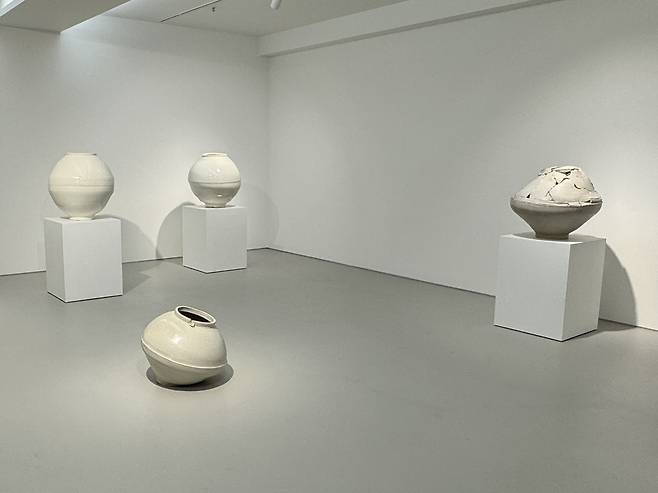 ‘달을 닮은 항아리에게 아름다움을 묻다’ 전시 전경. 이정아 기자.
