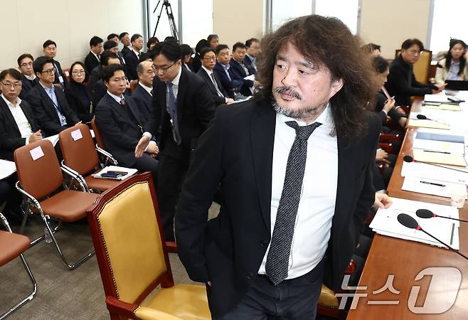 방송인 김어준 씨가 13일 오전 서울 여의도 국회에서 열린 과학기술정보방송통신위원회 전체회의에 출석, 계엄 당시 암살조 제보를 폭로한 뒤 자리에서 일어나고 있다. 2024.12.13/뉴스1 ⓒ News1 김민지 기자