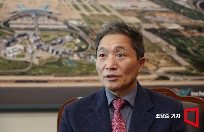 이학재 인천국제공항공사 사장이 인천 중구 공항공사 사무실에서 아시아경제와 인터뷰 하고 있다. 조용준 기자