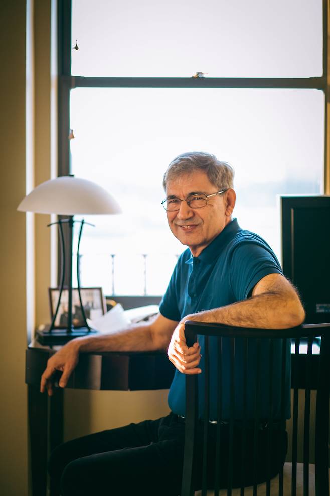 2006년 뉴욕 집필실에 앉아 포즈를 취한 노벨문학상 수상자인 튀르키예 소설가 오르한 파무크(72). /민음사