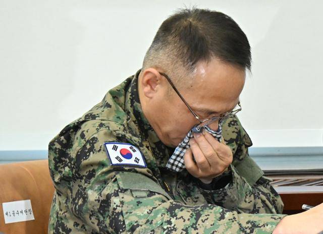 제1공수특전여단 이상현 여단장이 10일 오전 서울 여의도 국회에서 열린 국방위원회의 비상계엄령 긴급 현안질의에 출석해 눈물을 흘리고 있다. 고영권 기자