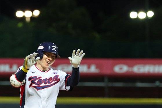 '역전이야' (타이베이=연합뉴스) 한종찬 기자 = 16일 오후 대만 타이베이 톈무야구장에서 열린 세계야구소프트볼연맹(WBSC) 프리미어12 2024 B조 조별리그 대한민국과 도미니카공화국의 경기. 8회말 2사 2,3루에서 박성한이 역전 적시타를 친 뒤 세리머니를 하고 있다. 2024.11.16 saba@yna.co.kr (끝) 〈저작권자(c) 연합뉴스, 무단 전재-재배포, AI 학습 및 활용 금지〉