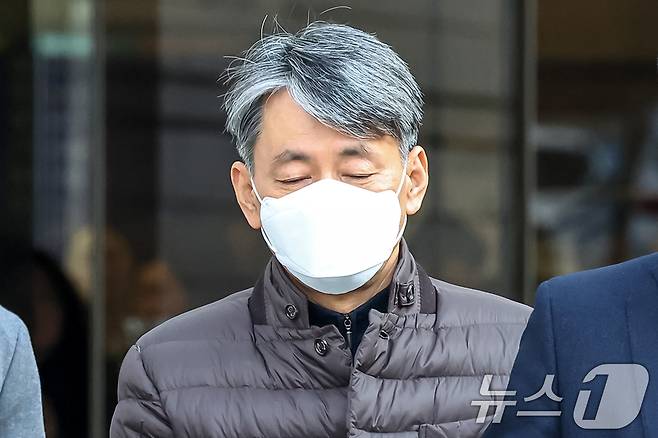 '12·3 비상계엄' 사태 내란 혐의로 긴급 체포된 조지호 경찰청장이 13일 오후 서울 서초구 서울중앙지방법원에서 열린 영장실질심사를 마친 뒤 호송차로 향하고 있다. 2024.12.13/뉴스1 ⓒ News1 민경석 기자