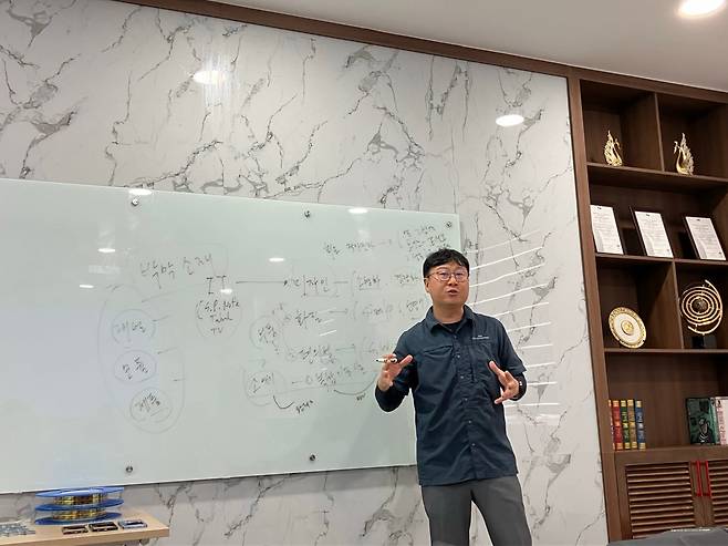 14일 베트남 박장 공장(Bac Giang)에서 김영훈 ICH 대표가 회사 비전에 대해 설명하고 있다. /오귀환 기자