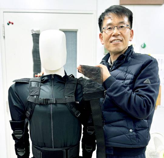 2024 한국기계연구원 최우수연구상을 수상한 박철훈 책임연구원이 '인공근육 기반의 바이오닉 슈트'를 선보이고 있다. 기계연 제공