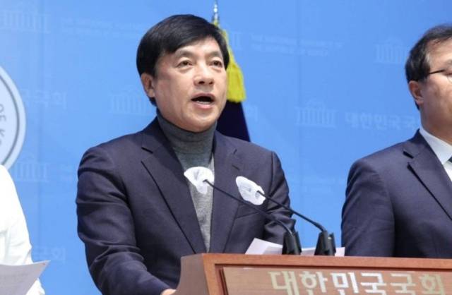 ▲이성윤 의원도 "윤석열 탄핵소추위원으로 참여한다"며 "국민의 열망을 받들어 헌재 탄핵을 신속하게 하겠다. 한시라도 빨리 윤석열을 단죄하겠다"고 짤막히 각오를 전했다. ⓒ이성윤 의원 페북