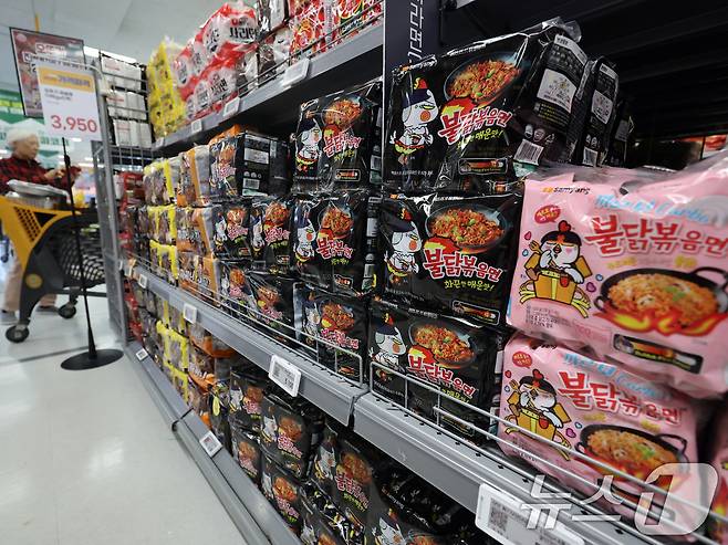 서울시내 대형마트에 진열된 '불닭볶음면'./뉴스1 ⓒ News1 황기선 기자