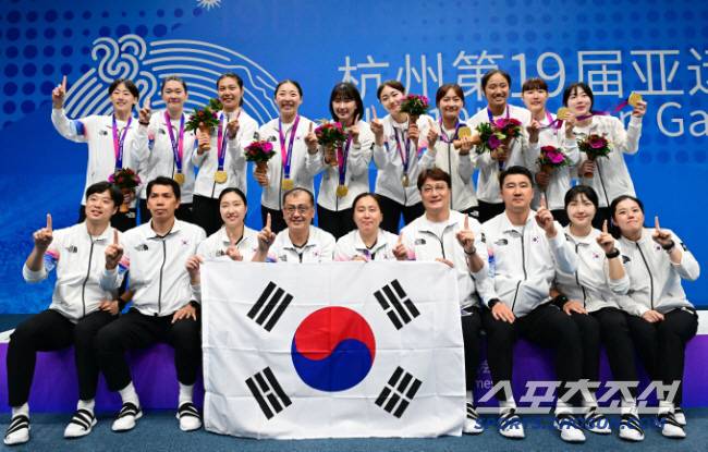 항저우아시안게임에서 금메달을 획득한 뒤 기념촬영을 한 한국배드민턴국가대표팀. 송정헌 기자