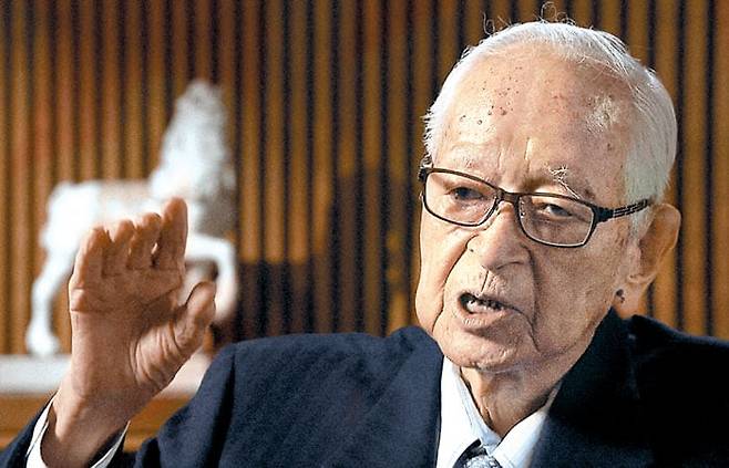 일본 요미우리신문의 와타나베 쓰네오 주필이 NHK방송 인터뷰에서 자신의 일생을 회고하고 있다. /NHK