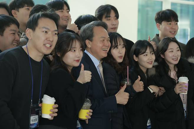 18일 경기도 기흥 소재 신한은행 블루캠퍼스에서 진옥동 신한금융그룹 회장(가운데)이 그룹 신입직원들과 기념촬영을 하고 있다. /신한금융