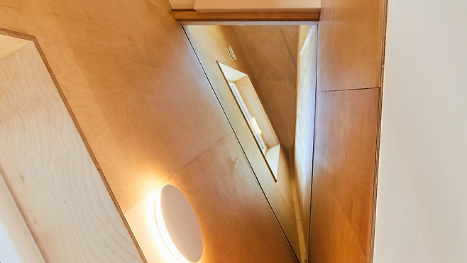 계단실에 마련된 유리창 공간