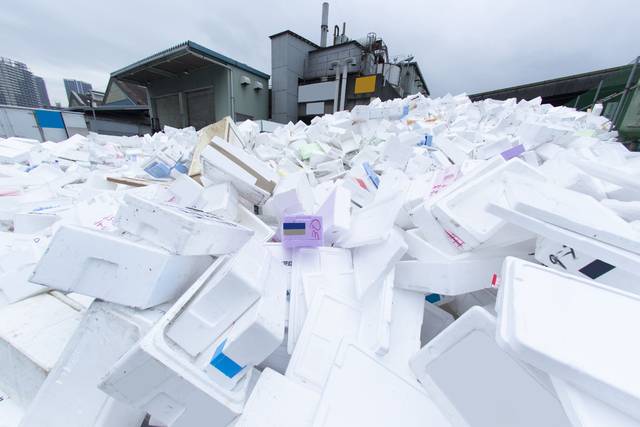 스티로폼 상자 쓰레기가 쌓여 있는 모습. 이미지투데이