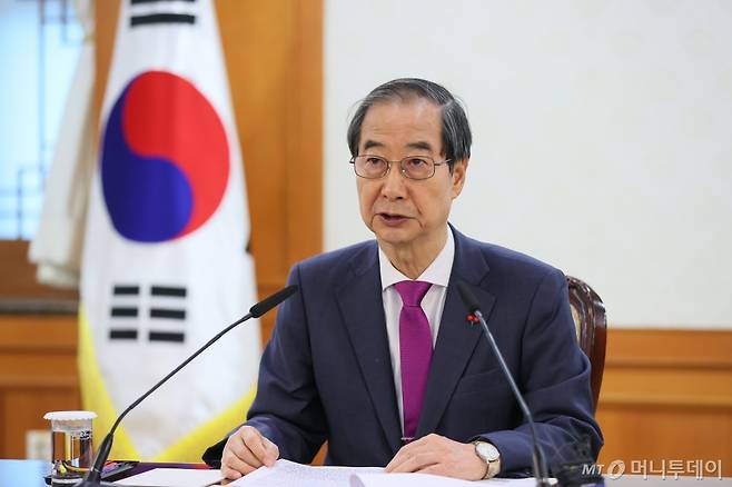 (서울=뉴스1) = 한덕수 대통령 권한대행 국무총리가 20일 서울 종로구 정부서울청사에서 열린 제7차 국가첨단전략산업위원회에서 모두발언을 하고 있다. (총리실 제공) 2024.12.20/뉴스1 Copyright (C) 뉴스1. All rights reserved. 무단 전재 및 재배포, AI학습 이용 금지. /사진=(서울=뉴스1)