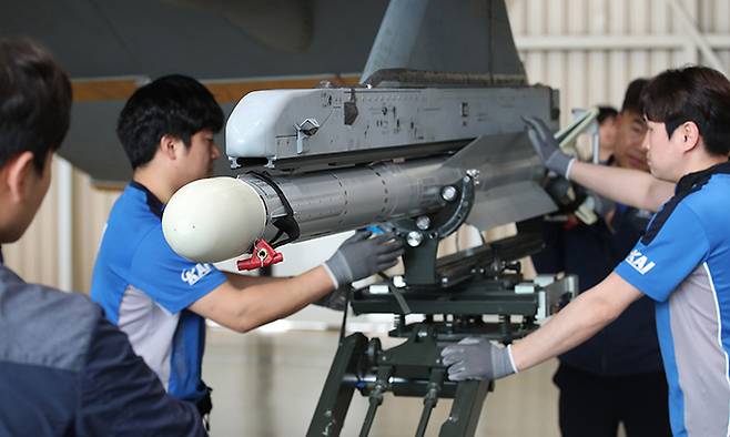경남 사천 한국항공우주산업(KAI) 본사 격납고에서 정비사들이 KF-21 시제기에 아이리스-티(IRIS-T) 단거리 공대공미사일을 장착하고 있다. 세계일보 자료사진