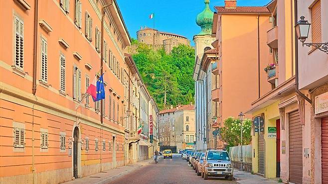 고리치아 카스텔로 지역에 가면 방문객의 시선을 잡아끄는 성을 만날 수 있다