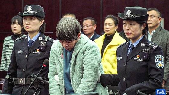 19일 중국 구이저우성 고급인민법원에서 재판부 선고를 기다리는 아동 인신매매범 위화잉. 사진 신화통신 홈페이지 캡처