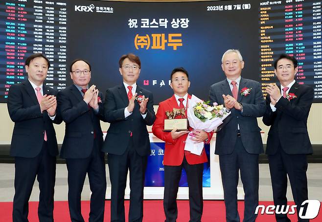 지난 8월7일 오전 서울 영등포구 한국거래소에서 열린 '파두 코스닥시장 상장기념식'에서 유도석 한국IR협의회 상무(왼쪽부터), 강왕락 코스닥협회 부회장, 이부연 한국거래소 코스닥시장본부장보, 이지효 파두 대표이사, 정영채 NH투자증권 대표이사, 배영규 한국투자증권 IB그룹장이 기념촬영을 하고 있다. (한국거래소 제공) 2023.8.7/뉴스1