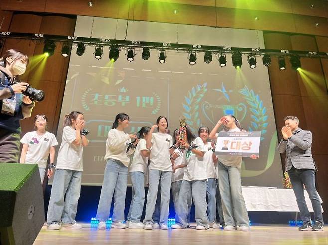 경기도교육청이 실시한 '기지개 체조 경연과 숏츠 영상공모전'에서 대상을 수상한 수상자들이 즐거워하고 있다. 경기도교육청 제공